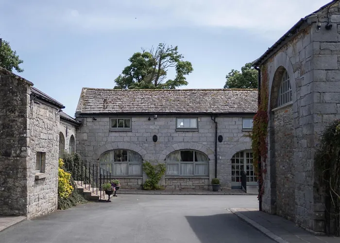 Отель Cabra Castle